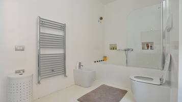 Apartment | Badezimmer | Komfortbadewanne, Hydromassagedusche, Haartrockner, Bidet