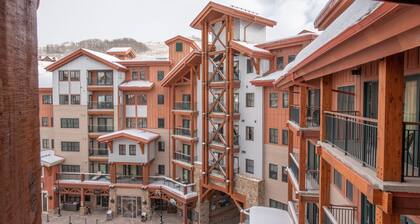 Comfortable 1 Bedroom Slopeside Condo - No Cleaning Fee! by RedAwning