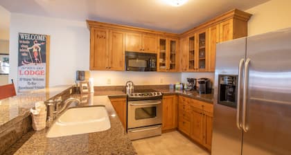 Comfortable 1 Bedroom Slopeside Condo - No Cleaning Fee! by RedAwning
