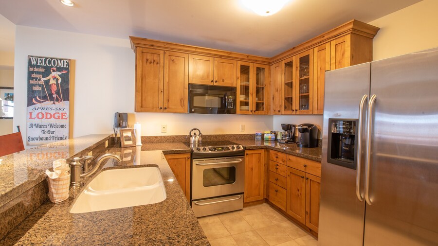 Comfortable 1 Bedroom Slopeside Condo - No Cleaning Fee! by RedAwning