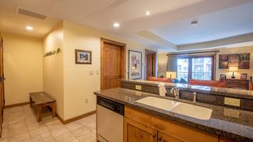 Condo, 1 chambre | Salle de bain | Articles de toilette (gratuits), séchoir à cheveux, shampooing