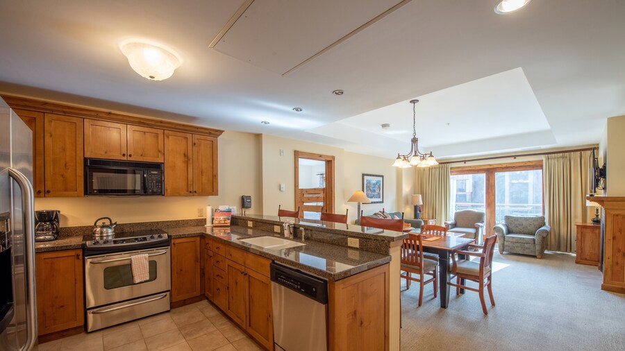 Kid-Friendly 2 Bedroom Bathroom - Slopeside Condo - No Cleaning Fee! by RedAwning