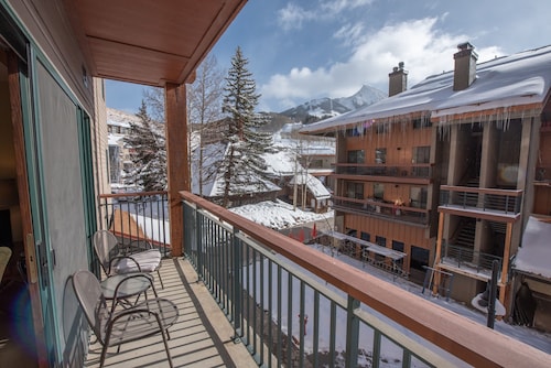Kid-Friendly 2 Bedroom Bathroom - Slopeside Condo - No Cleaning Fee! by RedAwning
