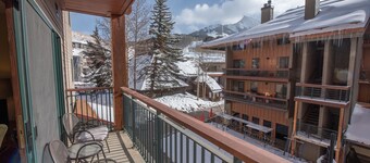 Kid-Friendly 2 Bedroom Bathroom - Slopeside Condo - No Cleaning Fee! by RedAwning