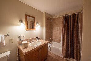 Condo, 2 habitaciones | Baño | Amenidades de baño gratuitas, secadora de cabello, toallas, shampoo