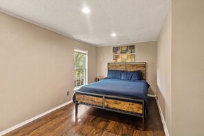 2 habitaciones, tabla de planchar con plancha, wifi y ropa de cama