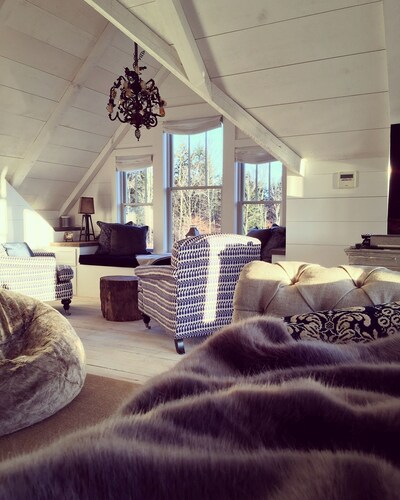 SUNNY and WARM - Spacious and Luxe Farmhouse