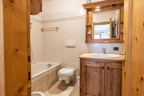 Een bad, een bidet, handdoeken