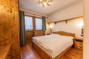 3 bedrooms, desk, iron/ironing board, free WiFi