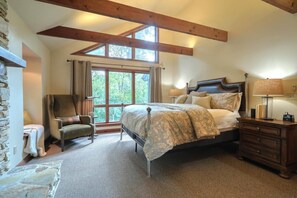 10 soverom, skrivebord, strykejern/-brett og reiseseng for barn