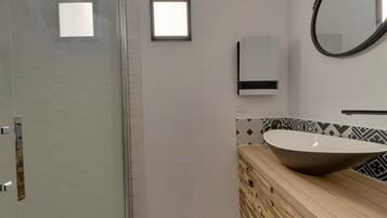 Sèche-cheveux, serviettes fournies, savon, papier toilette