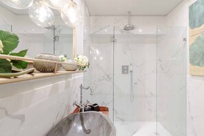 Badkar, hårtork och handdukar