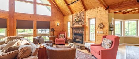 Smart TV, caminetto, lettore DVD, studio