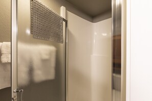 Combined shower/bathtub, hair dryer, towels