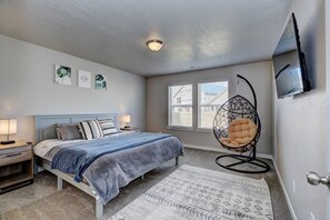 4 bedrooms, iron/ironing board, travel cot, free WiFi - Nampa Family Home | King Bed | 5 TVs | Near Idaho Center | Room for Everyone (Nampa)