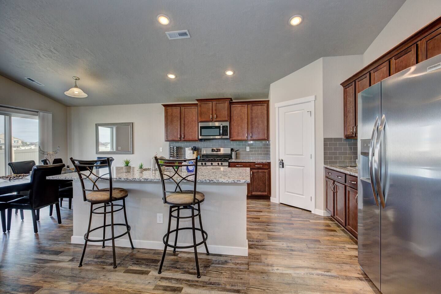 冰箱、微波炉、烤箱、炉灶