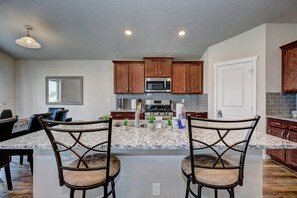 Fridge, microwave, oven, stovetop - Nampa Family Home | King Bed | 5 TVs | Near Idaho Center | Room for Everyone (Nampa)