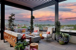 2 bars/lounges, rooftop bar, tapas bar - AC Hotel By Marriott Greenville (Greenville)