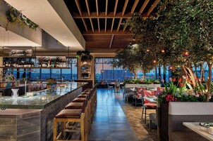 2 bar/lounge, bar panoramico, bar di tapas
