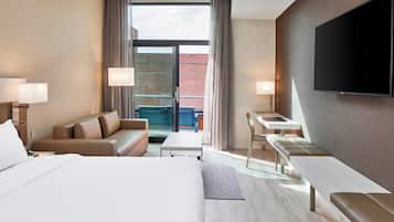 Ropa de cama de alta calidad y caja de seguridad en la habitación