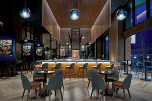 2 bar/lounge, bar panoramico, bar di tapas