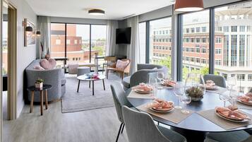 Premium bedding, in-room safe, desk, laptop workspace