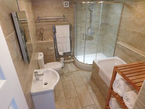 Badewanne, Haartrockner, Handtücher