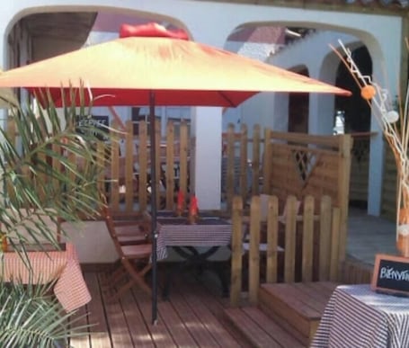 Outdoor dining. Small studette with garden view