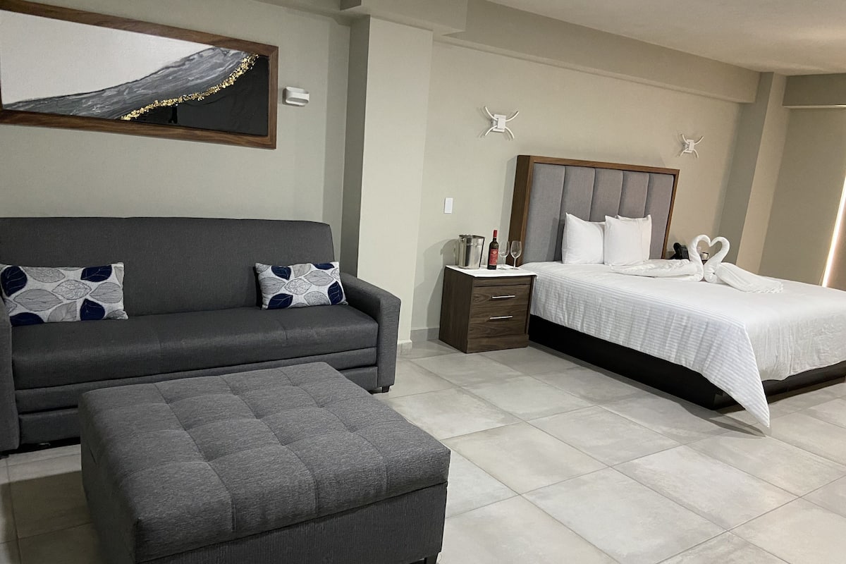 Junior king | 2 chambres, minibar, bureau, rideaux occultants