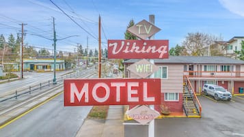 En skylt för ett motell med en TV, Wi-Fi och ett vikingatema.