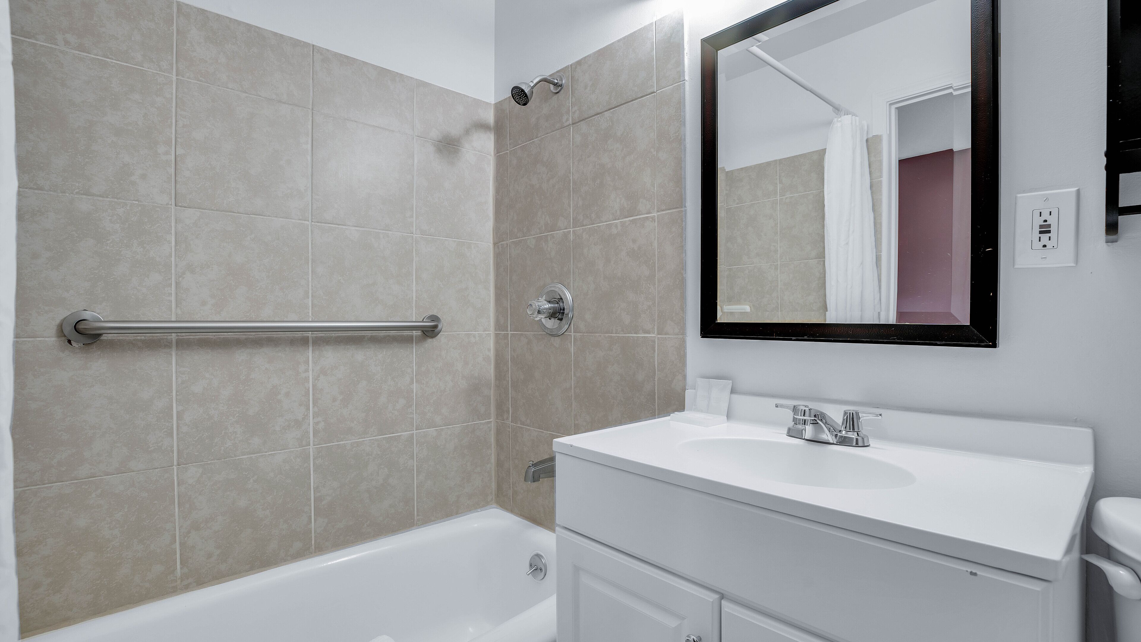 Combined shower/tub, free toiletries, hair dryer, towels
