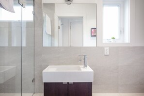Combined shower/bathtub, hair dryer, towels, soap - PRIVATE - West Coast Luxury Living (Vancouver)