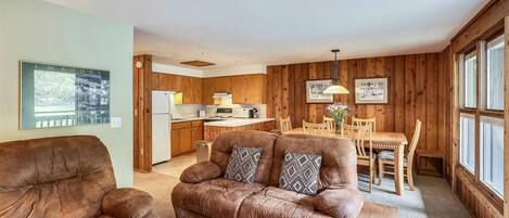 Fernseher, Kamin, Stereoanlage