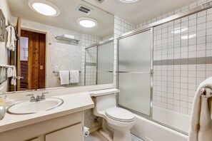 Ensemble douche/baignoire, sèche-cheveux, serviettes fournies