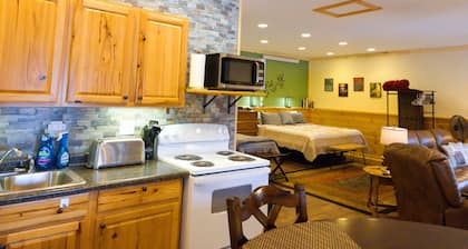 Bison Pines-Peace & Quiet South of Custer-Secluded 51 acres. No Cleaning Fee!