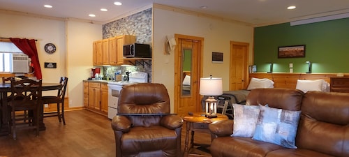 Bison Pines-Peace & Quiet South of Custer on 51 acres. No Cleaning Fee!