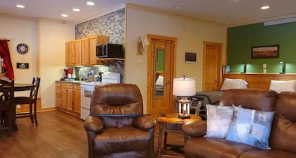 Bison Pines-Peace & Quiet South of Custer on 51 acres. No Cleaning Fee!