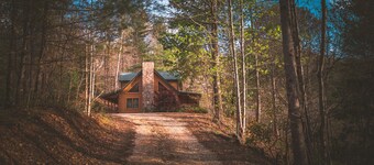 5br Log Cabin: Hot Tub, Game Room, Yard,  Firepit! Near Fontana, Bryson, and NOC