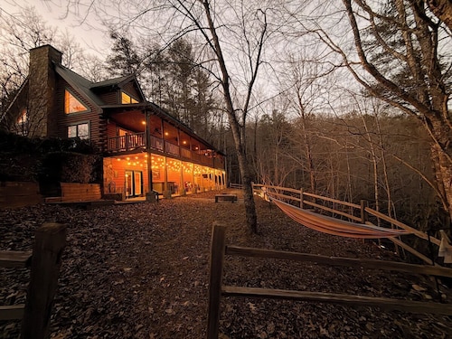 5BR Family Log Cabin Near Bryson, NOC & Fontana - Hot Tub, Game Room & Fire Pit
