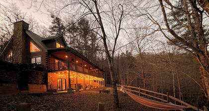 5BR Family Log Cabin Near Bryson, NOC & Fontana - Hot Tub, Game Room & Fire Pit