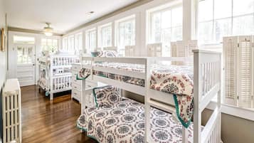 10 Schlafzimmer, Schreibtisch, Bügeleisen/Bügelbrett, kostenloses WLAN
