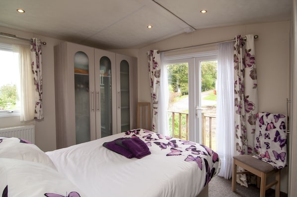 Cabin | 2 bedrooms, iron/ironing board, free WiFi, bed sheets - Summer Lodge Luxury Caravan in Hastings Free Wifi (St Leonards-On-Sea)
