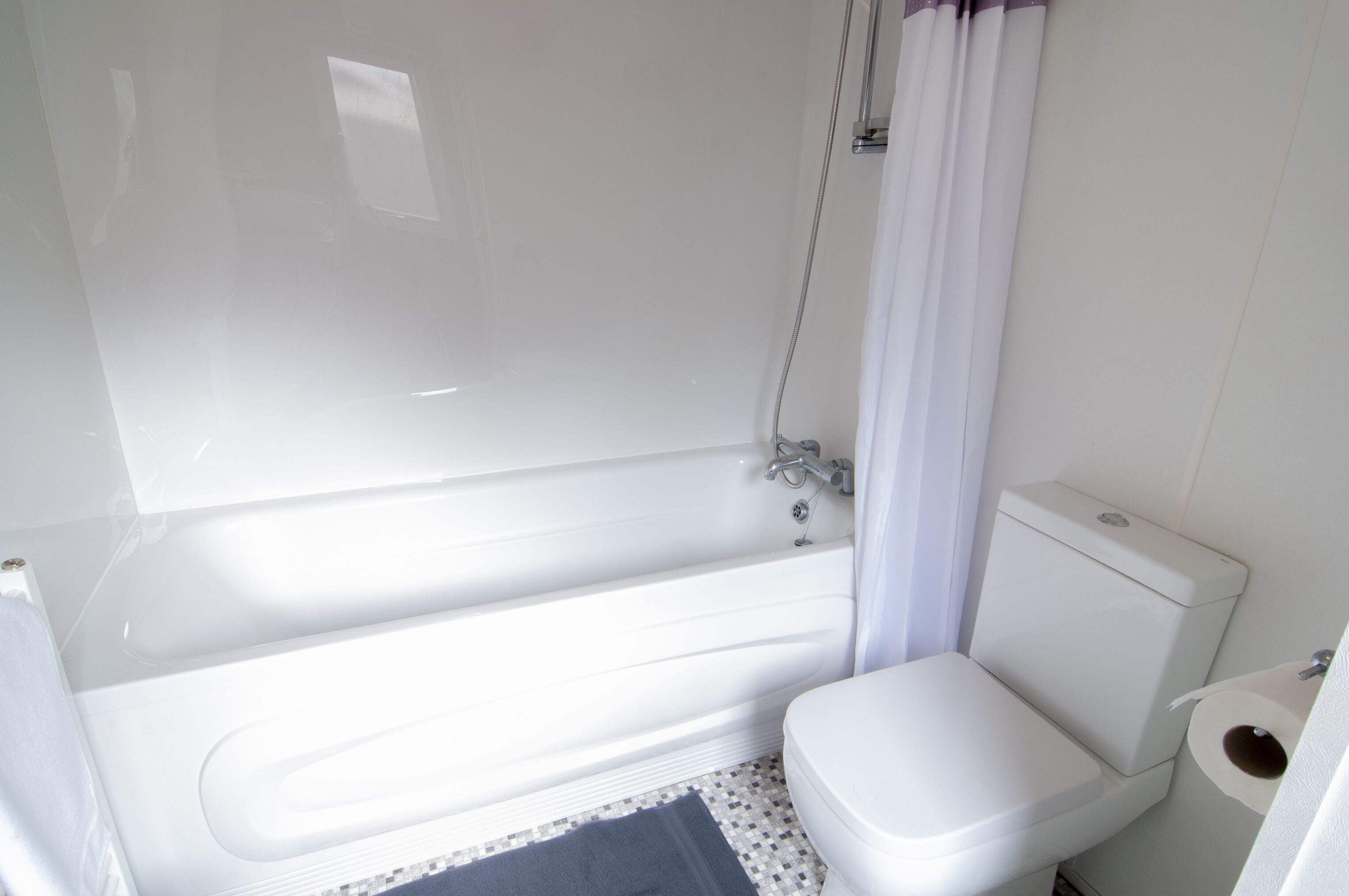 Kabin | Kamar mandi | Kombinasi shower/bathtub, bathtub besar,  dan perlengkapan mandi gratis