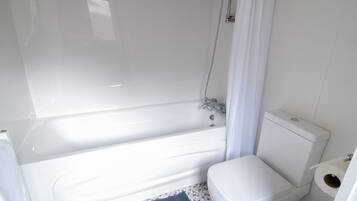 Kabin | Kamar mandi | Kombinasi shower/bathtub, bathtub besar, dan perlengkapan mandi gratis