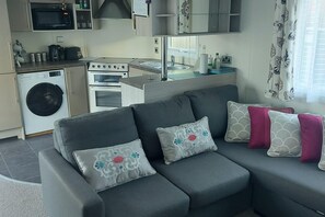 30-inch flat-screen TV with cable channels, TV - Lodge - Sleeps 6 With Pool Access (St Leonards-On-Sea)