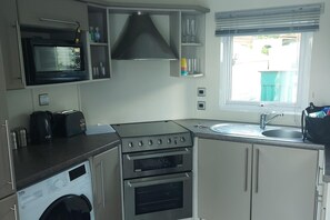 Fridge, microwave, oven, stovetop - Lodge - Sleeps 6 With Pool Access (St Leonards-On-Sea)