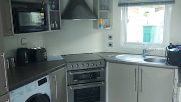 Cabin | Private kitchen | Fridge, microwave, oven, stovetop