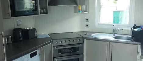 Cabin | Private kitchen | Fridge, microwave, oven, stovetop
