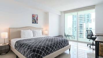 3 habitaciones, escritorio y tabla de planchar con plancha