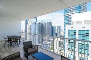 Outdoor dining - Spacious Penthouse in Brickell 3 BR, Free Parking (Miami)